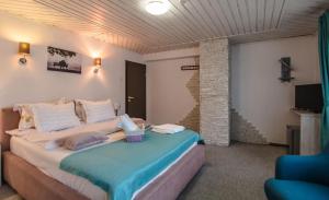 1 dormitorio con 1 cama grande en una habitación en Anelisse Inn, en Moieciu de Sus