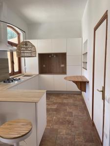 cocina con armarios blancos y encimera de madera en Casa Goro Formentera en Playa Migjorn