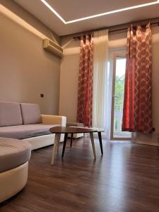 都拉斯的住宿－Lukas Apartament Vollga Durres，客厅配有沙发和桌子