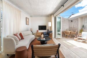 タヴィラにあるCasas da Formosa - Casa das Olariasのソファとテーブルのあるリビングルーム