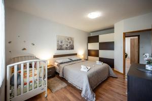 Postel nebo postele na pokoji v ubytování E-M Apartments with Private pool