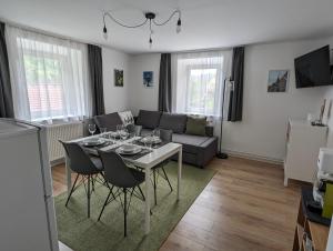 sala de estar con mesa y sofá en Haus im Hochtal en Bad Bleiberg