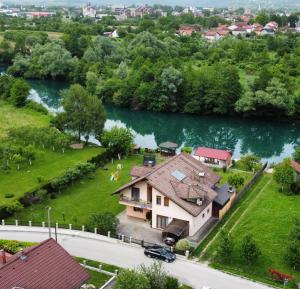 een luchtzicht op een huis naast een rivier bij Aventurin Superior Apartments in Bihać