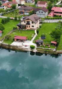 een luchtfoto van een huis naast een waterlichaam bij Aventurin Superior Apartments in Bihać