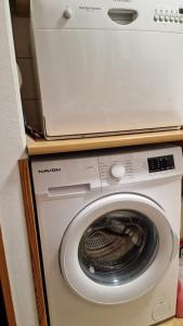 ザラカロシュにあるHappy apartmentの洗濯機(電子レンジ付)