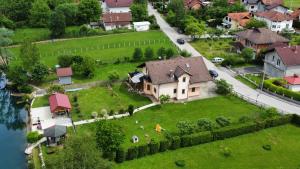 een luchtzicht op een huis met een tuin bij Aventurin Superior Apartments in Bihać