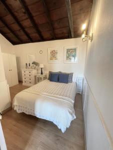 sypialnia z łóżkiem z niebieskimi poduszkami w obiekcie La casita de Mazo w mieście Mazo
