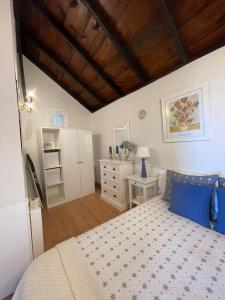 sypialnia z łóżkiem i drewnianym sufitem w obiekcie La casita de Mazo w mieście Mazo