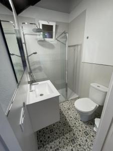 biała łazienka z toaletą i umywalką w obiekcie La casita de Mazo w mieście Mazo +16 zdjęć