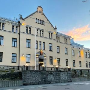 un grande edificio bianco con un muro di pietra di Loft vesinäkymällä & maksuton kadunvarsipysäköinti a Kuopio