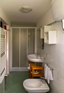 een badkamer met een wastafel en een toilet bij Casa Ermelinda in Massa Lubrense