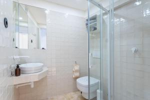 タヴィラにあるCasas da Formosa - Casa das Olariasのトイレとシャワー付きの白いバスルーム +40枚の写真