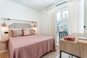 タヴィラにあるCasas da Formosa - Casa das Olariasの大きなベッドとバルコニーのある寝室