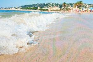 a beach with the ocean and the waves at Votre résidence de vacances avec piscine, tennis, à 2 minutes de la mer in Vallauris
