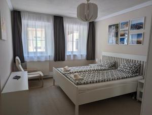 een kleine kamer met een bed en een stoel bij Haus im Hochtal in Bad Bleiberg