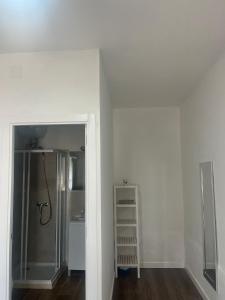 a room with a white wall and a ladder at MEDITERRANEAN HOUSE - Habitaciones Privadas en Casa Compartida in Mairena del Aljarafe