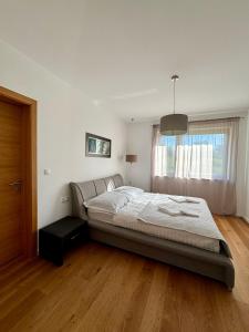 En eller flere senge i et værelse på Villa Almond