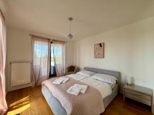 En eller flere senge i et værelse på Villa Almond + 8 billeder