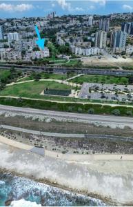 - une vue aérienne sur la plage et la ville dans l'établissement Carmel Beach Luxury Apartment, à Haïfa