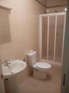 un baño con inodoro y lavabo en Hostal la Molina, en Álora