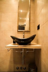 ローマにあるアパルトメント メッリーニのバスルーム(黒い洗面台、鏡付)