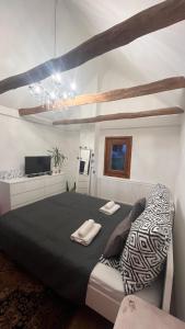 a bedroom with a bed with two towels on it at Panoráma Vendégház Dunabogdány in Dunabogdány