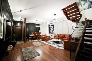 - un salon avec un canapé et une table dans l'établissement The Palm Terrace Penthouse 3BR - Palm Hills - 280 sqm, au Caire
