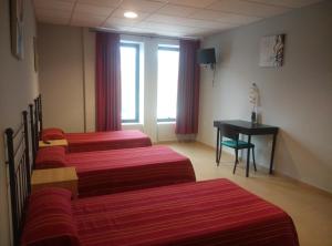 Cama o camas de una habitación en Hostal la Molina