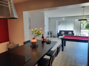 jadalnia ze stołem do ping ponga i stołem bilardowym w obiekcie Appartement 90m2 design, jacuzzi, billard... w mieście Vitré