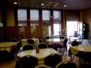 Un restaurante o sitio para comer en Hostal la Molina