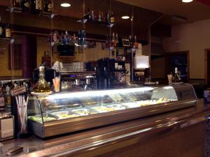 una vitrina en un restaurante con comida en Hostal la Molina, en Álora 37 fotos más