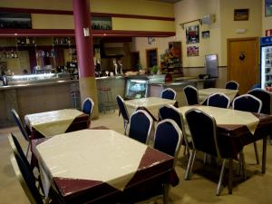 Un restaurante o sitio para comer en Hostal la Molina