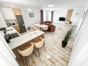 uma cozinha e sala de estar com mesa e cadeiras em Vacation 893 em Durrës