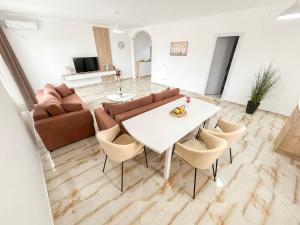 uma sala de estar com uma mesa branca e um sofá em Vacation 893 em Durrës