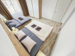 uma vista panorâmica de um quarto com 2 camas em Vacation 893 em Durrës