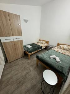 Kleines Zimmer mit 2 Betten und einem Schrank in der Unterkunft House with big terrace near the beach in Kotor