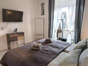 Un pat sau paturi într-o cameră la Flexibilität pur- perfektes Apartment für Familien und Geschäftsreisende 5 Schlafplätze, Amazon Prime & Parkplatz inklusive