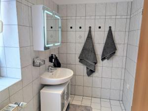 O baie la Flexibilität pur- perfektes Apartment für Familien und Geschäftsreisende 5 Schlafplätze, Amazon Prime & Parkplatz inklusive +20 fotografii