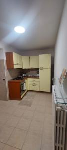 cocina con armarios amarillos y suelo de baldosa en Casa MiDa vista panoramica sulla Maiella, en Castelfrentano