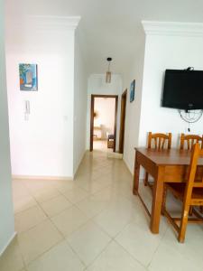 Televiisor ja/või meelelahutuskeskus majutusasutuses Appartement centre oued laou avec piscine été