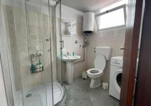 桑塔納的住宿－Vivenda Ferreira，浴室配有卫生间、淋浴和盥洗盆。