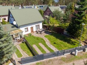 eine Luftansicht eines Hauses mit Hof in der Unterkunft Haus Claudia in Łukęcin