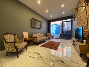 een woonkamer met stoelen en een televisie bij Disa Hotel & Apart in Istanbul
