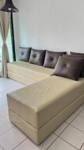 eine große Couch in einem Wohnzimmer in der Unterkunft Muro Alto -Flat - Porto de Galinhas Beira mar in Porto De Galinhas