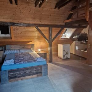 Wurmlingen的住宿－Apartment da Luiz Salvatore，一间带一张床的卧室,位于带木制天花板的房间内