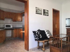 格拉納迪利亞德阿沃納的住宿－Fathill Finca，一个带椅子和桌子的厨房