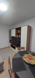 sala de estar con mesa, sillas y TV en Casa MiDa vista panoramica sulla Maiella, en Castelfrentano