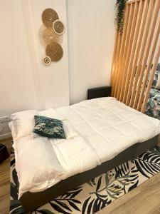 Postel nebo postele na pokoji v ubytování Loft Céntrico - The Essence by ValeciaGOapartments