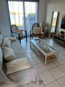 Posezení v ubytování Belle Villa à Leucate résidence naturiste 6pers 3 chambres