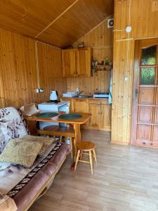 una cucina con armadi in legno e un tavolo in una stanza di Domki Zewa a Orelec